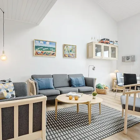 Holiday home Stunning In With Kitchen