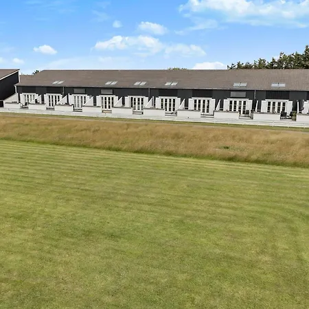 Holiday home Stunning In With Kitchen
